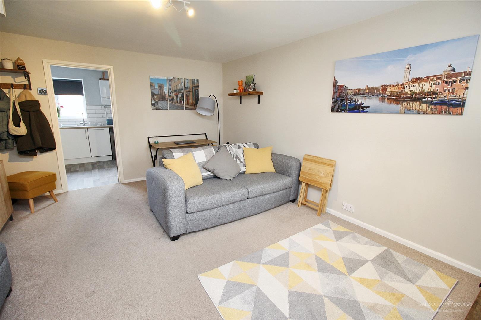 2 bed property in Sharnwood Drive, Reading